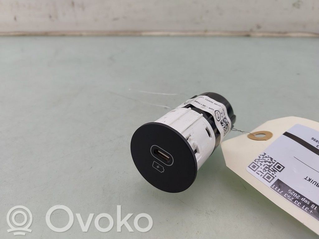 KIA Ceed AUX in-socket connector 