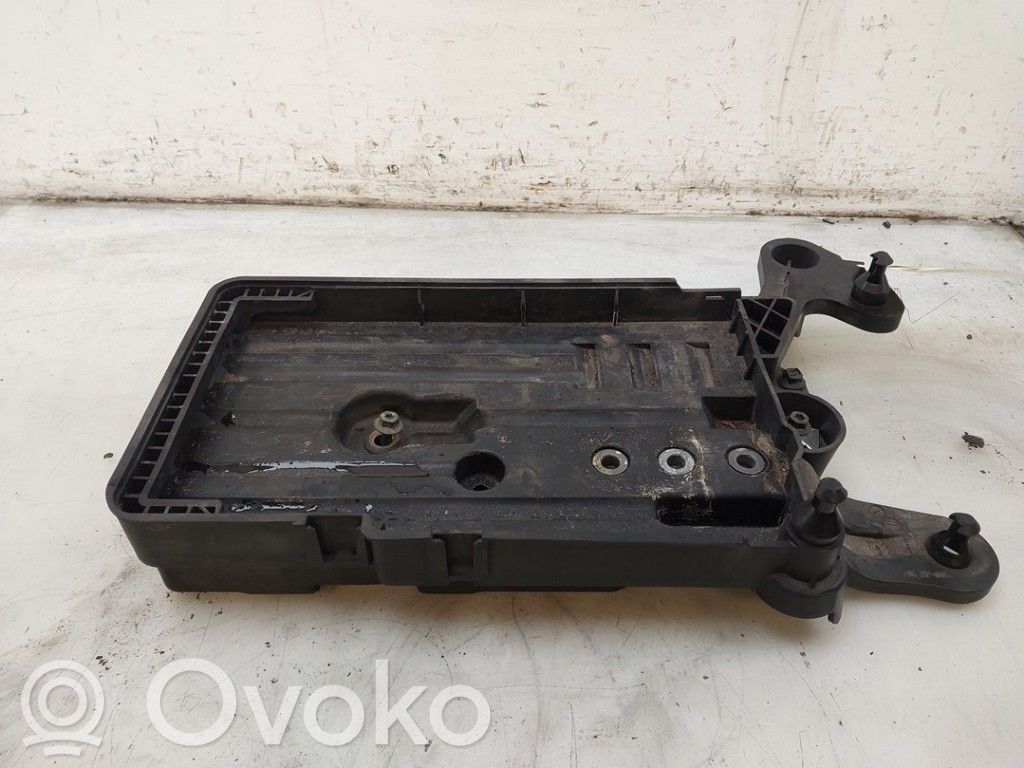 Volkswagen Golf VII Akkulaatikon alusta 