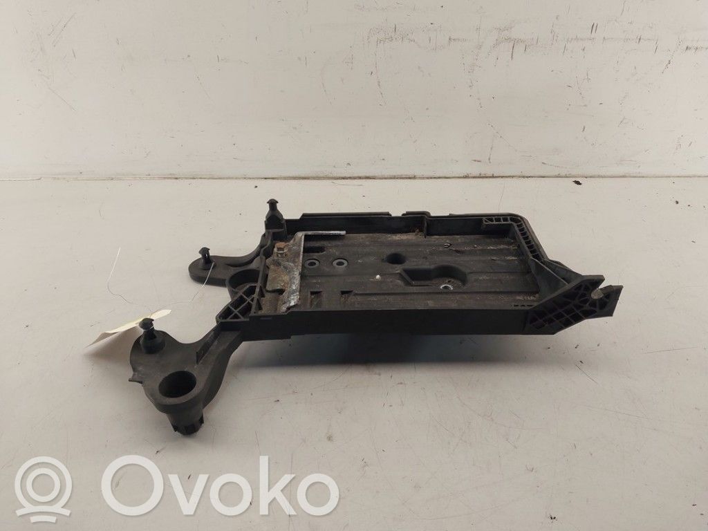 Volkswagen Golf Sportsvan Akkulaatikon alusta 