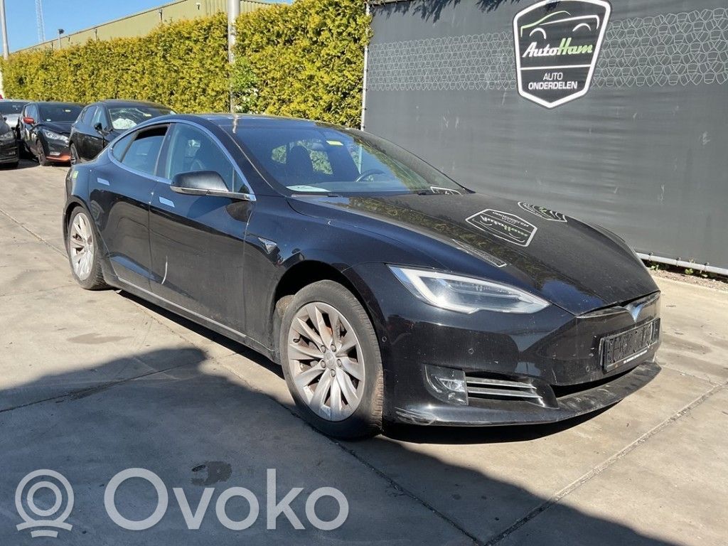 Tesla Model S Aile