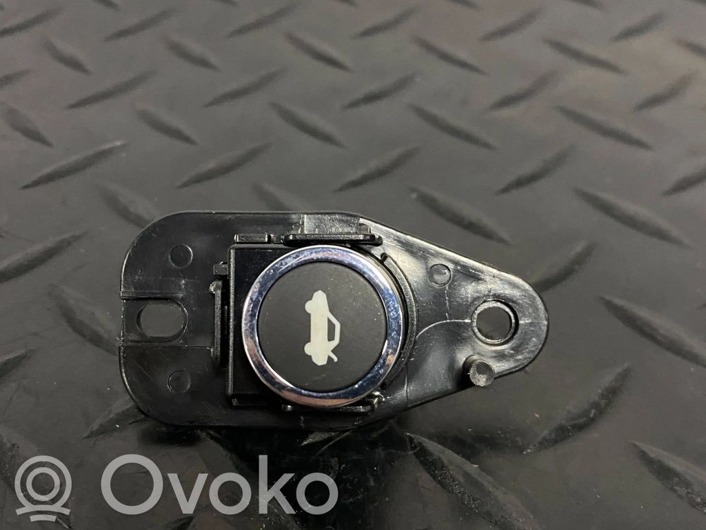 Chrysler 300C Tailgate opening switch 