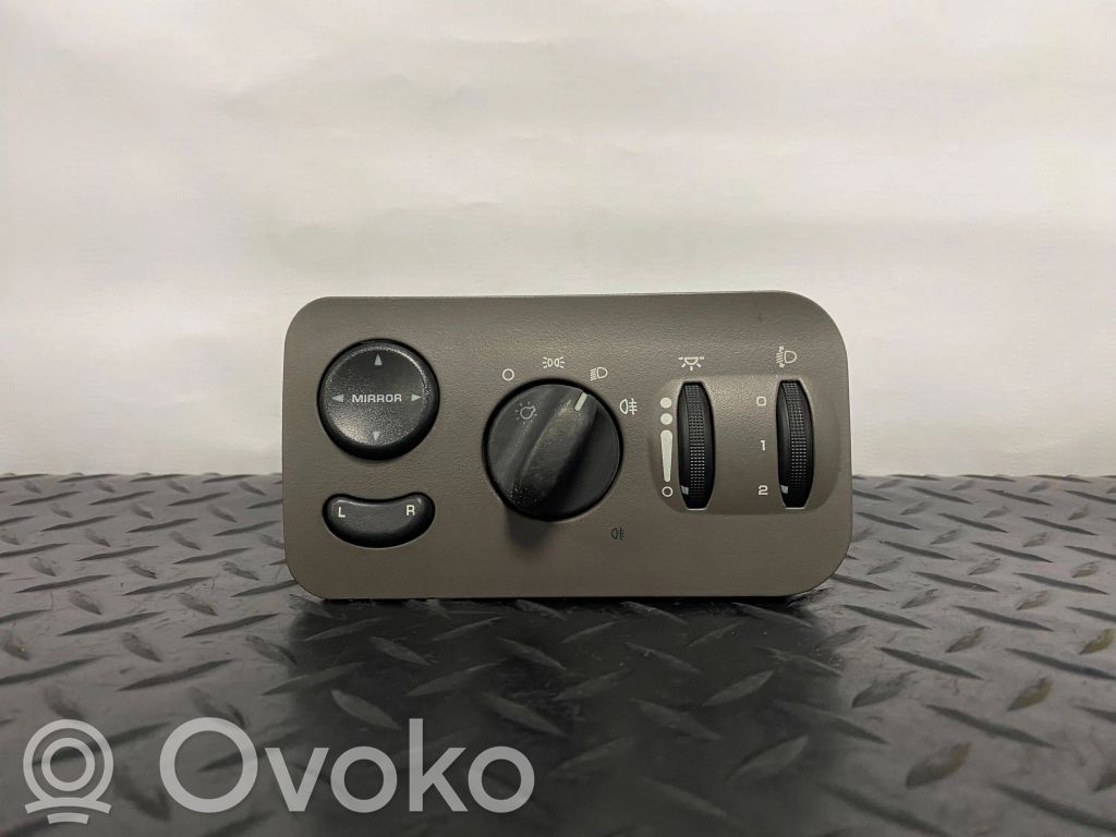 Light switch   P0TH131L5AC