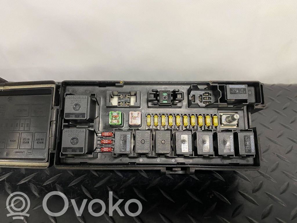 Fuse box set   04692097AC,0001136159