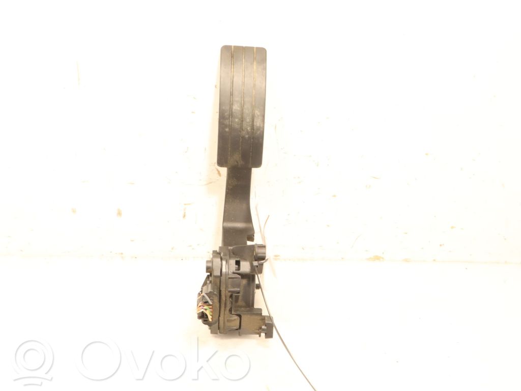 Accelerator throttle pedal