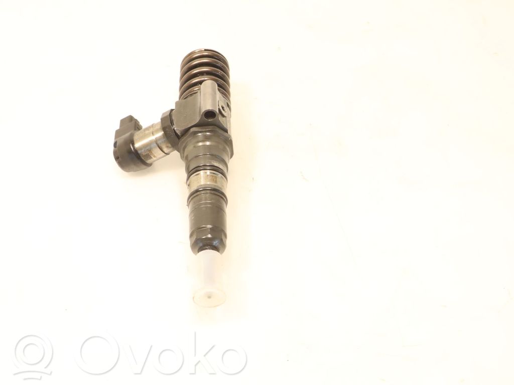 Volkswagen PASSAT B6 Inyector de combustible 