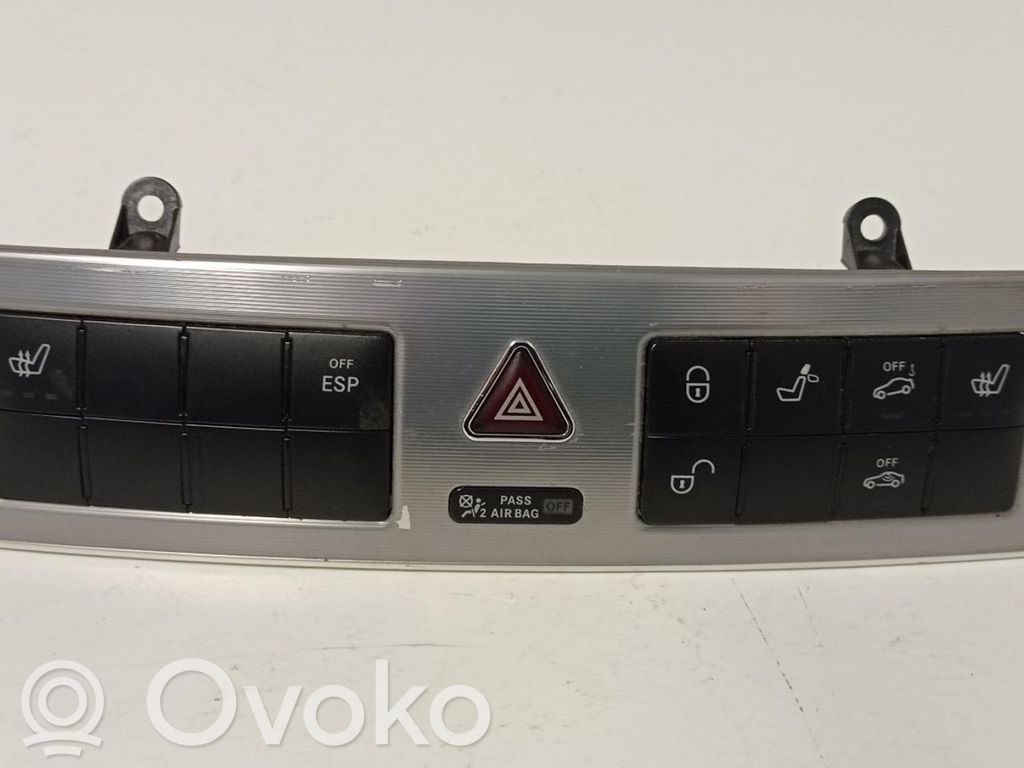 Mercedes-Benz C W203 Przycisk świateł awaryjnych 