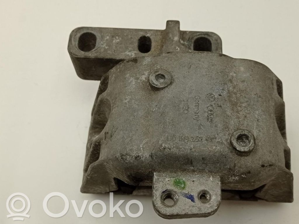 Volkswagen Golf V Engine mounting bracket 