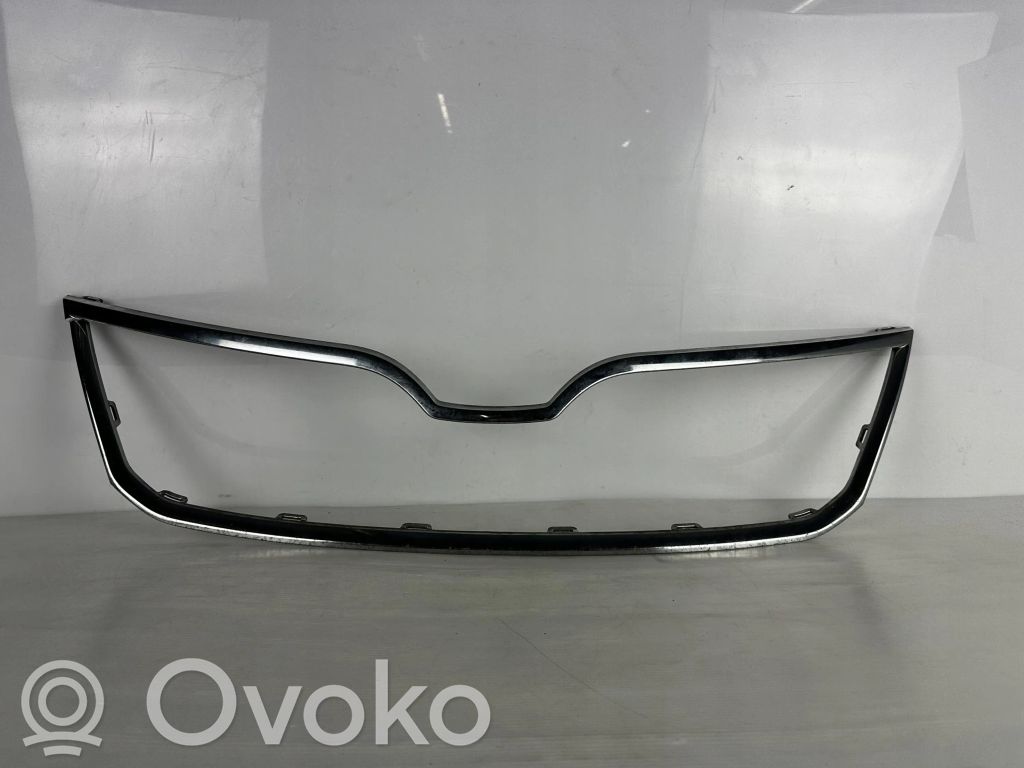 Skoda Rapid (NH) Etupuskurin ylempi jäähdytinsäleikkö 