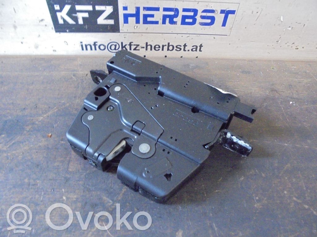 Aizmugurējā pārsega slēdzene   912781,912781,912781