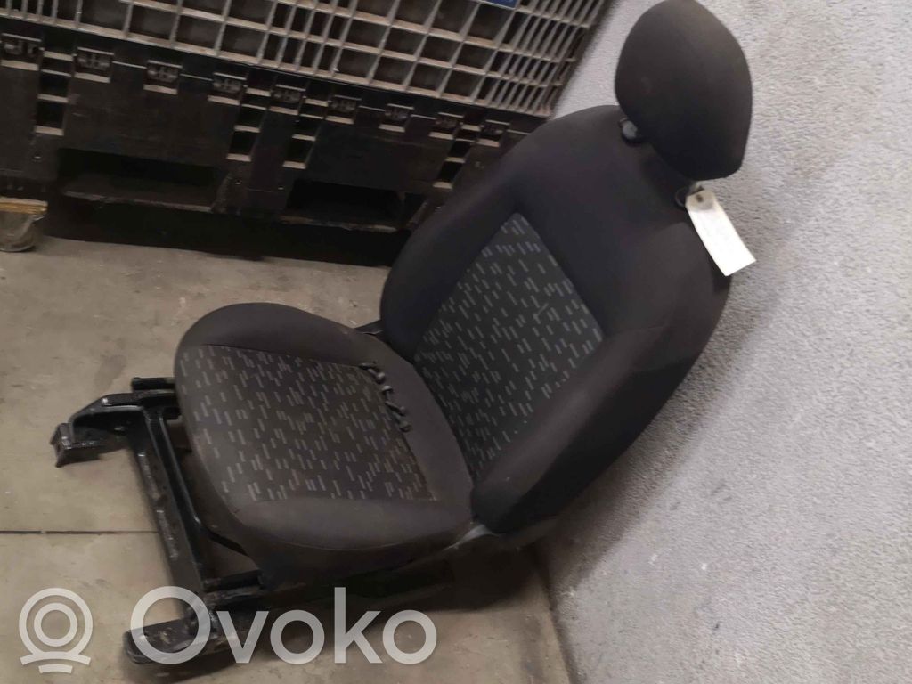 Opel Combo D Etumatkustajan istuin 