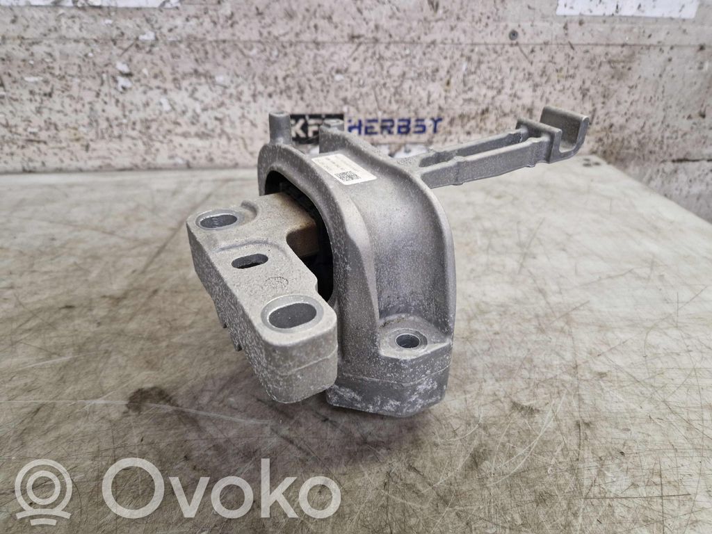 Volkswagen Polo VI Engine mount bracket 