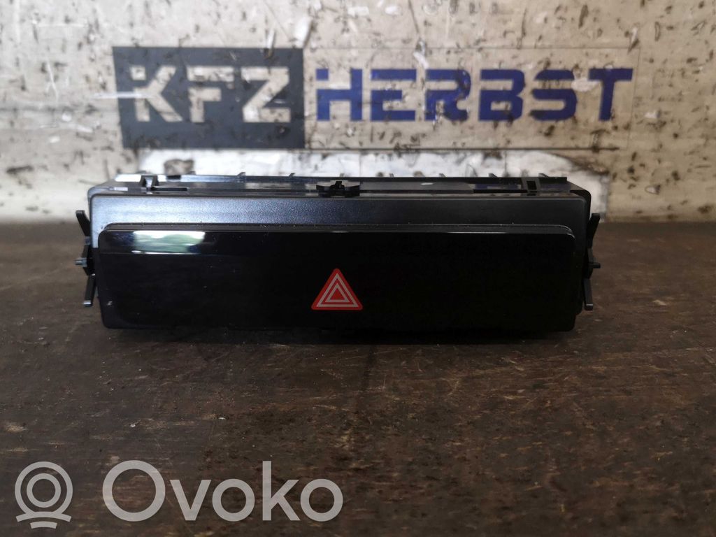 Audi Q4 Sportback e-tron Hazard light switch 
