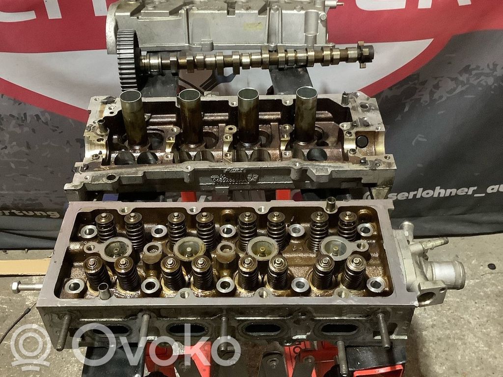 Culata del motor   04892685AA