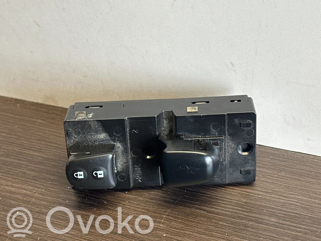 Nissan Leaf I (ZE0) Central locking switch button 