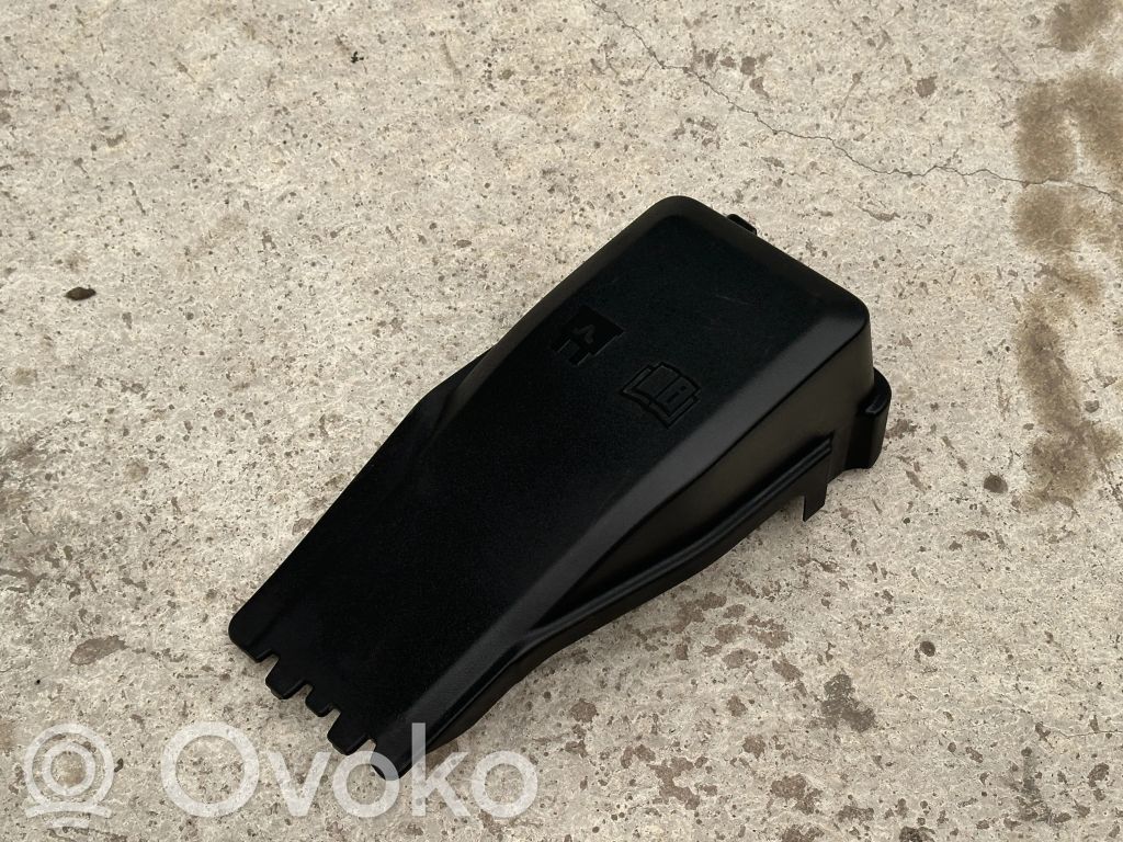 Volvo V60 Sulakerasian kansi 