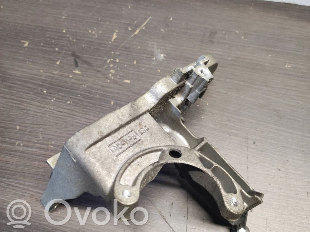 Volvo S60 Engine mounting bracket 