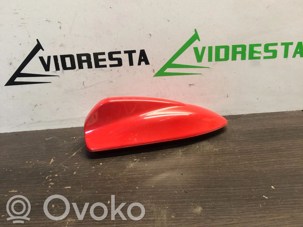 Osłona anteny dachowej GPS   28077070,39850331,07042011