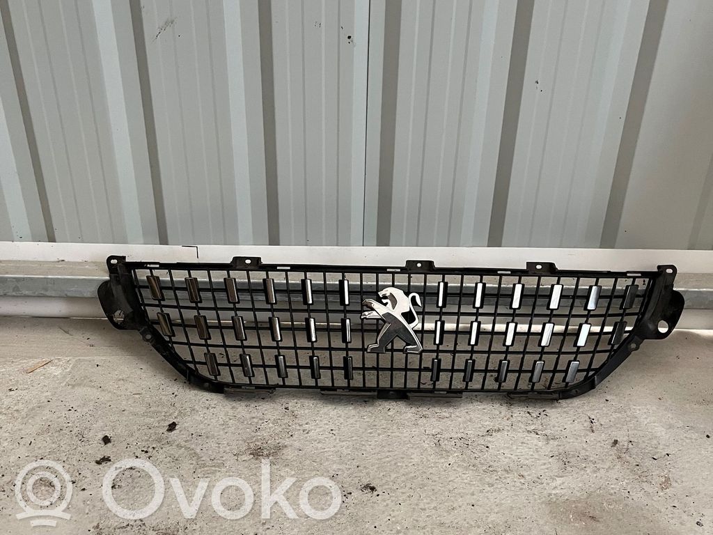 Peugeot 2008 I Maskownica / Grill / Atrapa górna chłodnicy 