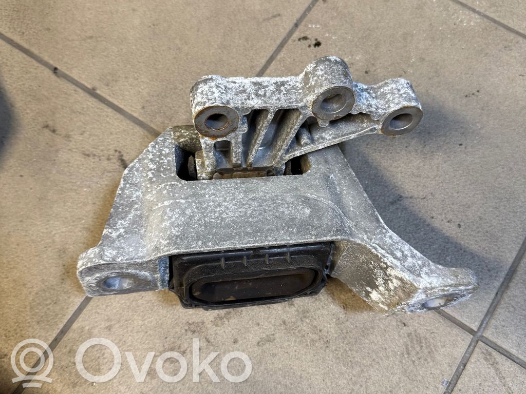 Ford Focus Engine mounting bracket 