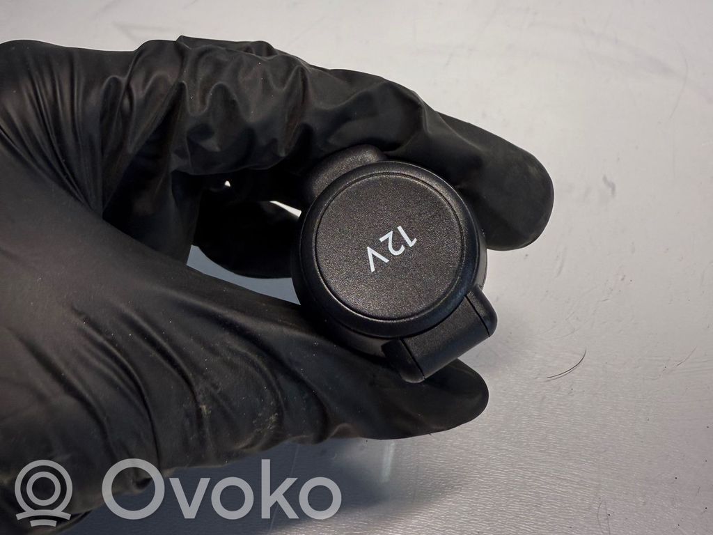 Peugeot 208 II 12 V Socket (front) 