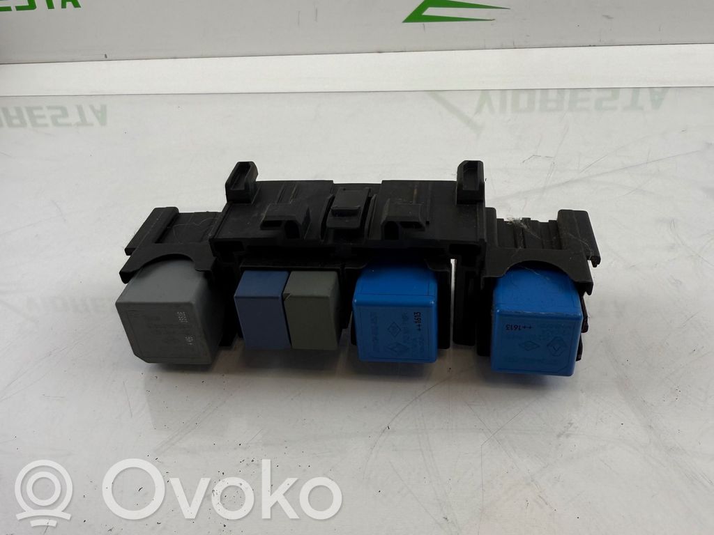 Opel Vivaro Skrzynka przekaźników 