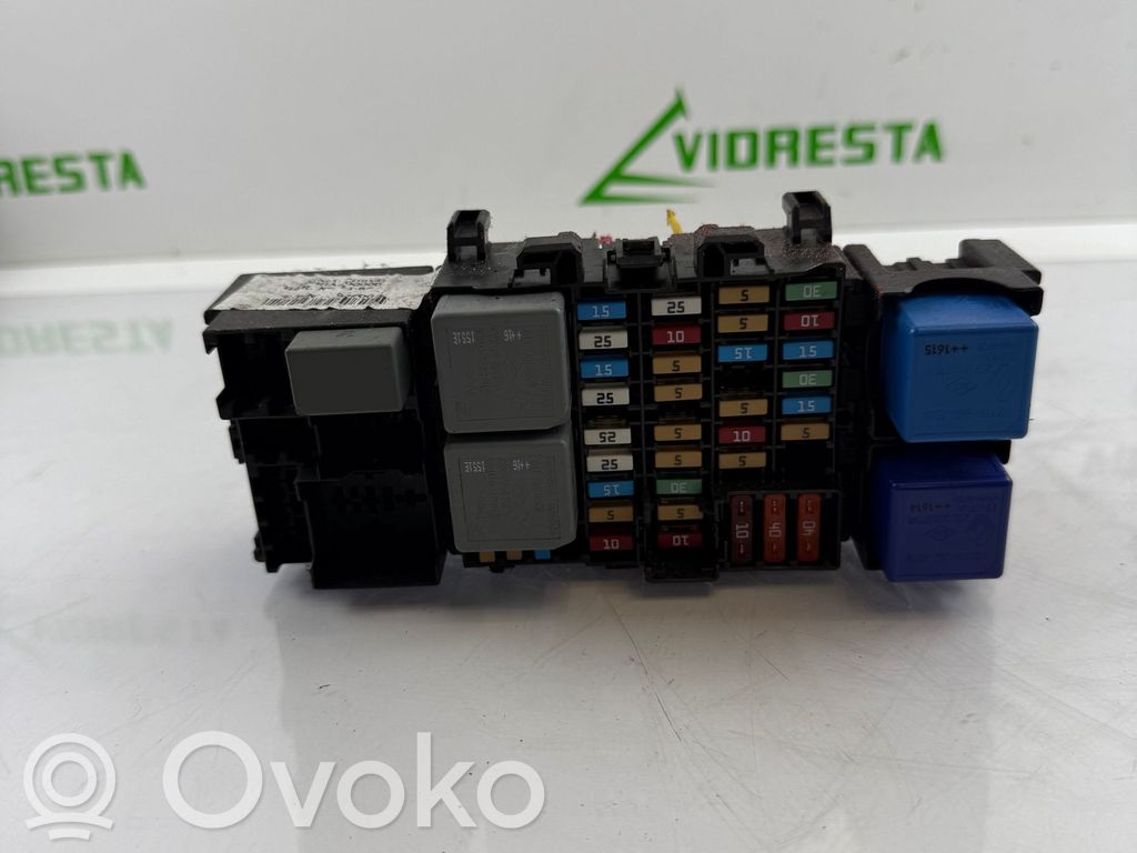 Opel Vivaro Ramka / Moduł bezpieczników 