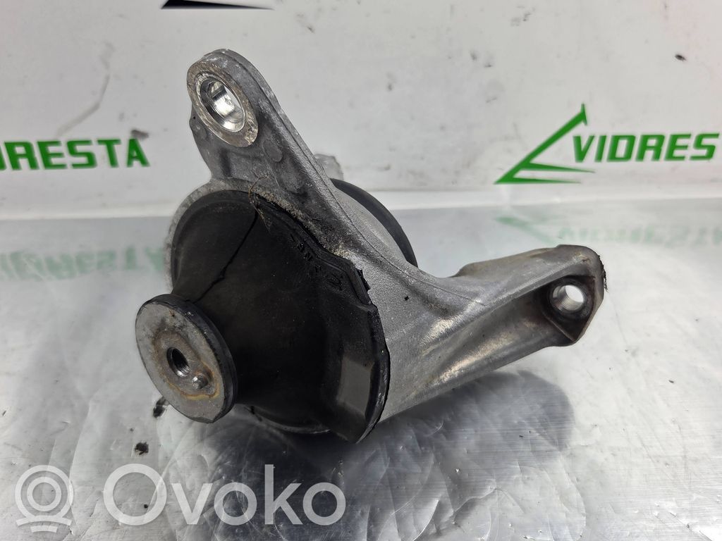 Honda CR-V Engine mount bracket 
