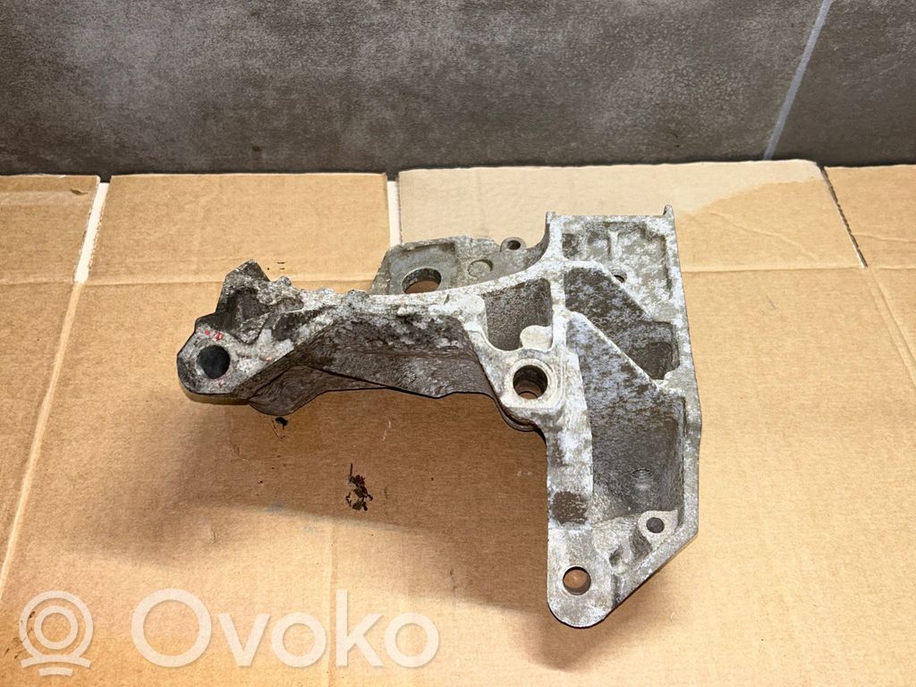 Volvo XC60 Engine mounting bracket 