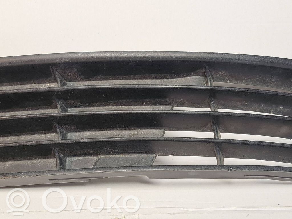 Audi A4 S4 B5 8D Etupuskurin alempi jäähdytinsäleikkö 