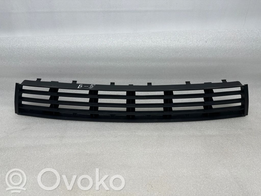 Audi A4 S4 B5 8D Etupuskurin alempi jäähdytinsäleikkö 