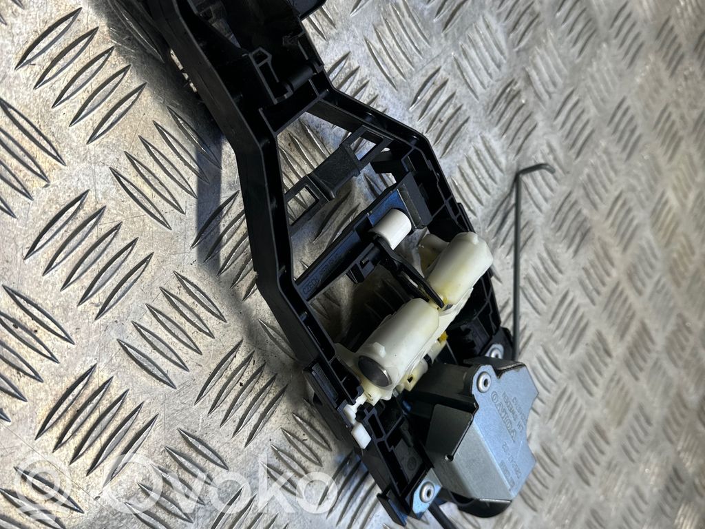 Volvo XC90 Front door exterior handle/bracket 