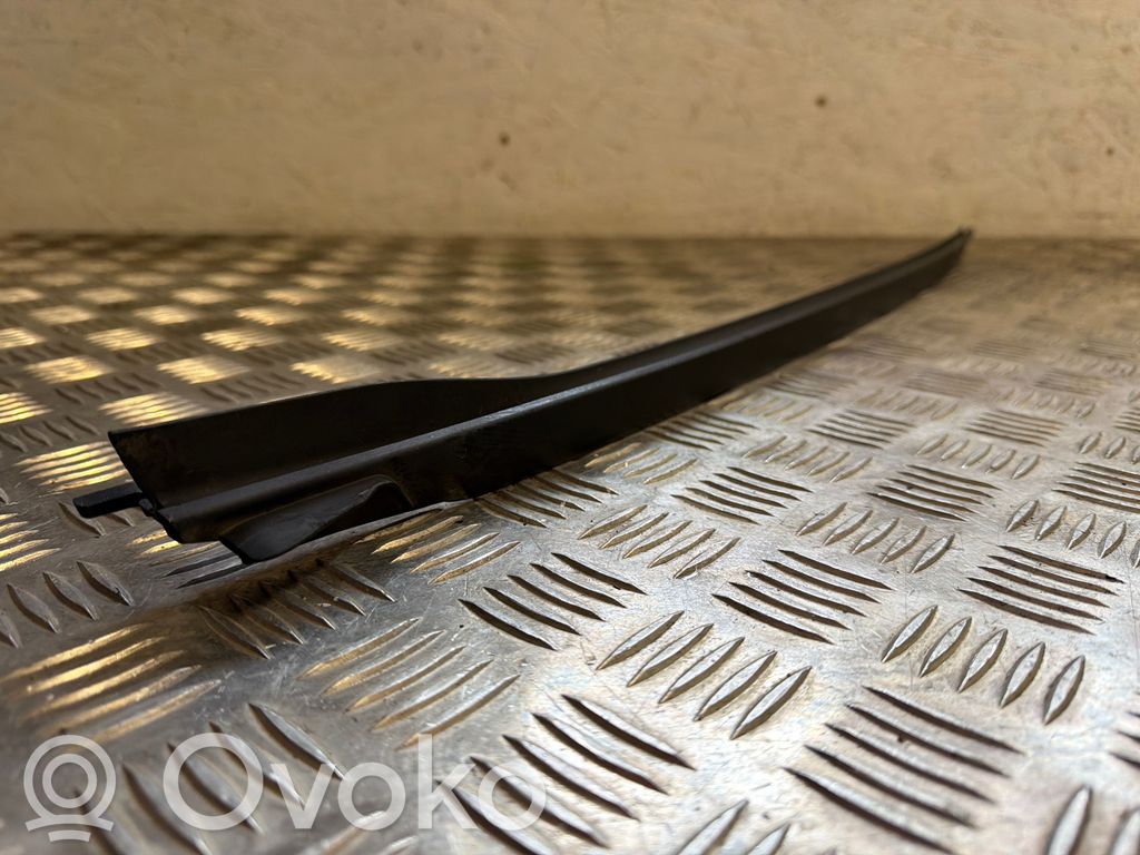 Windshield trim   7933087