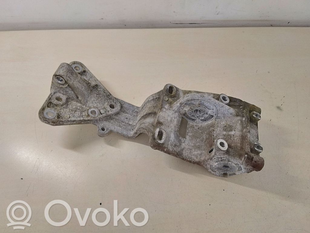 Volvo C30 Generator/alternator bracket 