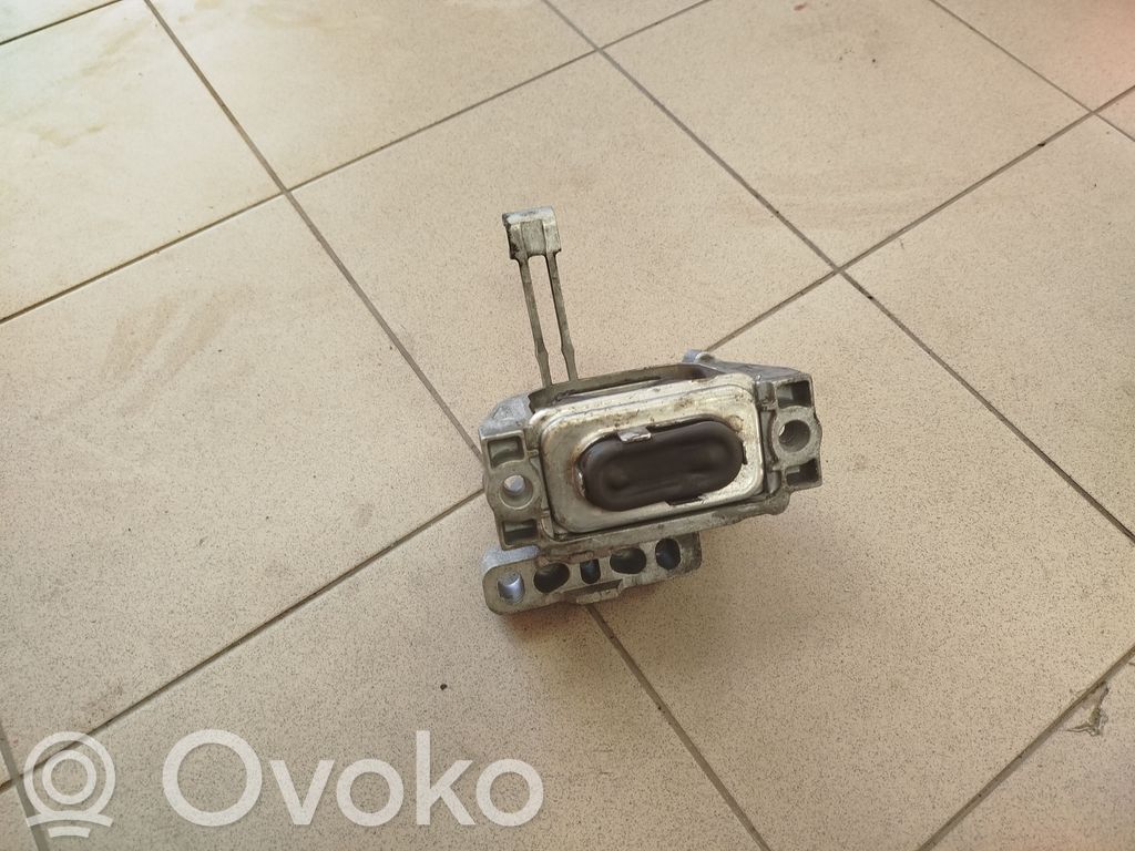 Volkswagen PASSAT B8 Engine mount bracket 