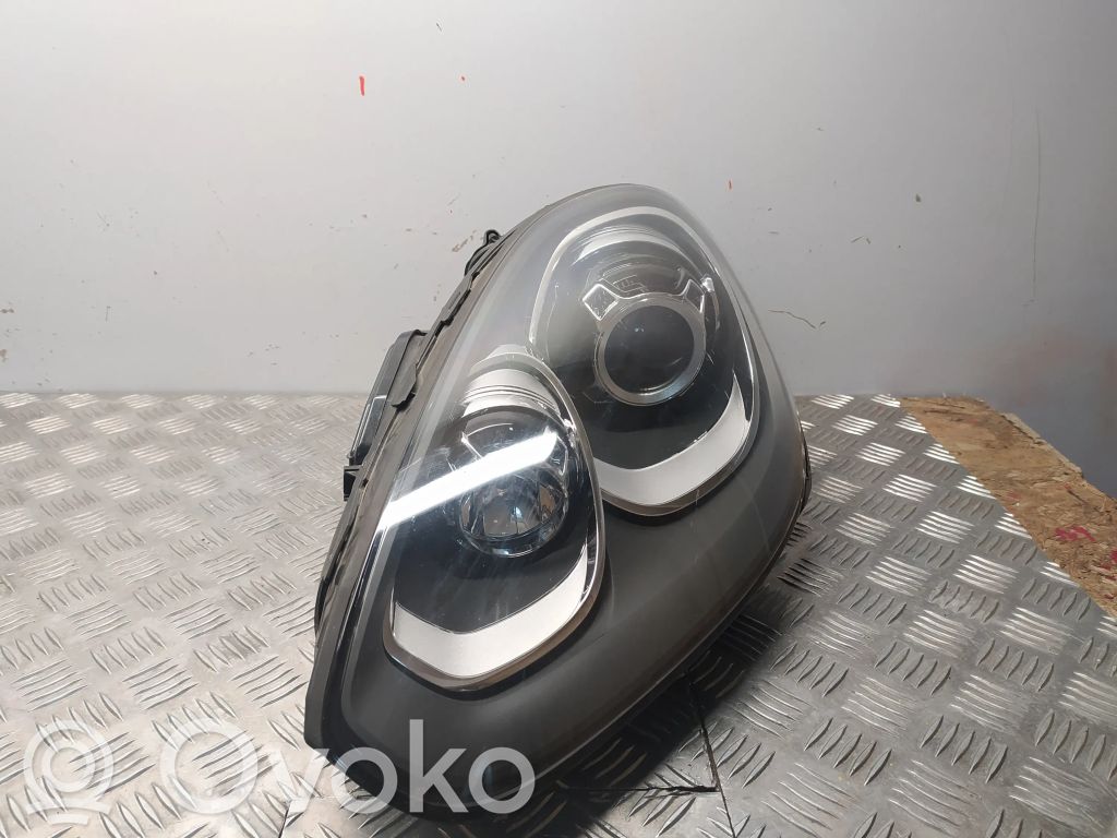 Porsche Cayenne (92A) Lampa przednia 