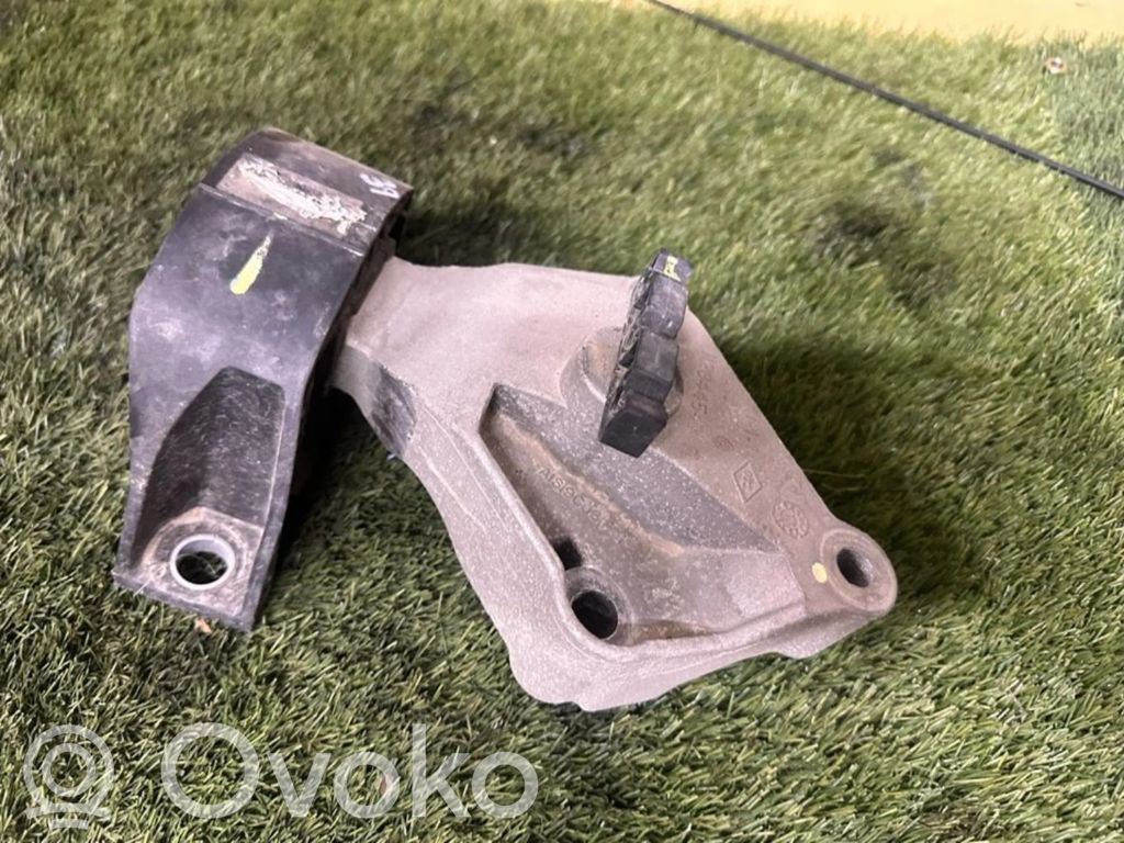 Renault Sandero I Engine mounting bracket 