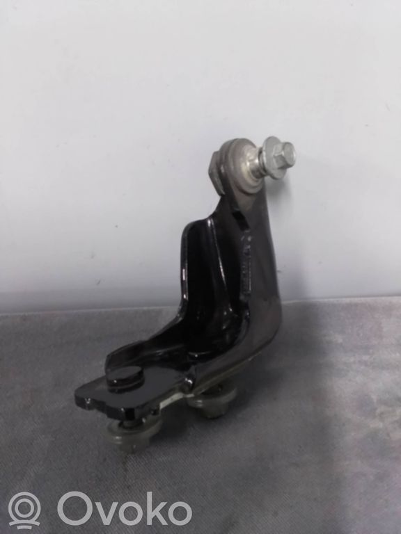 Front door upper hinge   07416