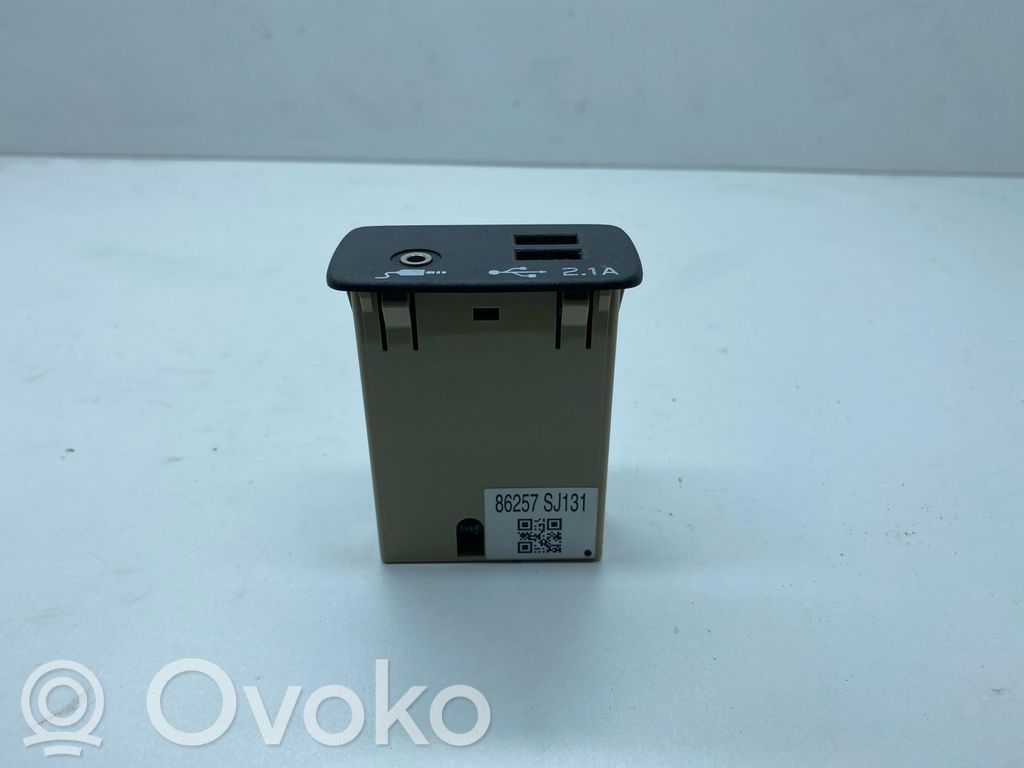 Subaru Forester SK Enchufe conector USB 