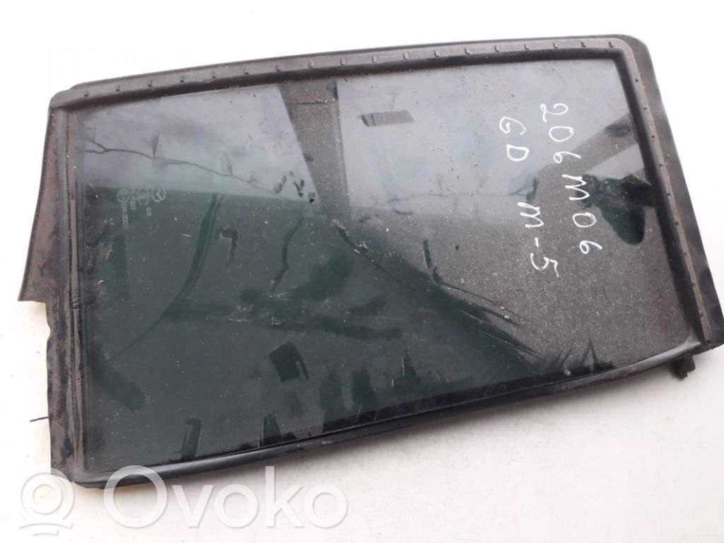 Rear vent window glass