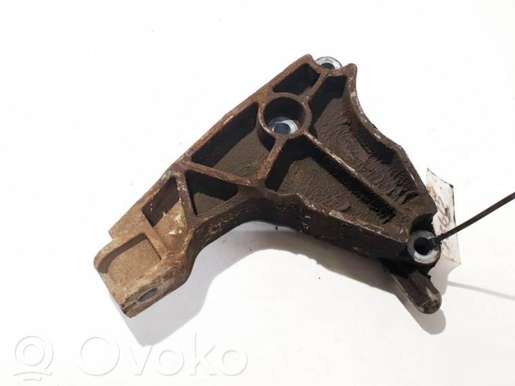 Engine mounting bracket