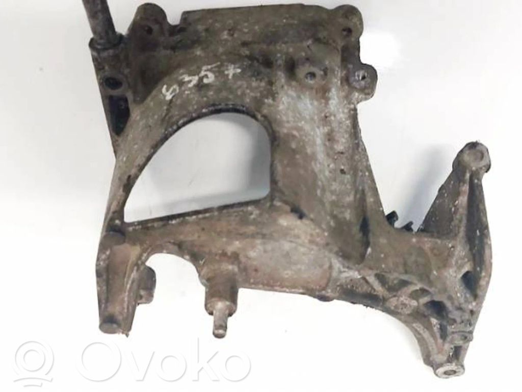 Citroen Berlingo Engine mounting bracket 