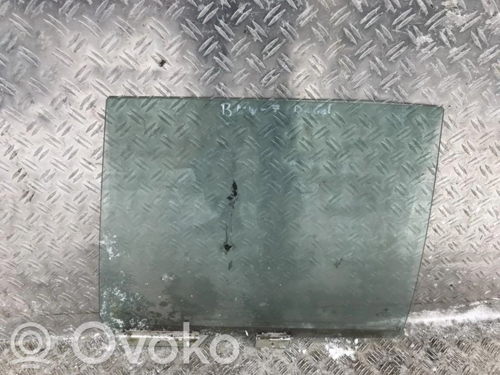 BMW 7 E32 aizmugurējo durvju stikls 