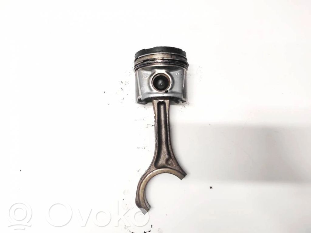 Piston cu bielă