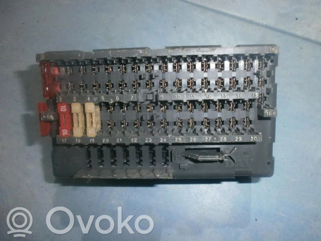 Peugeot 406 Boîte à fusibles 