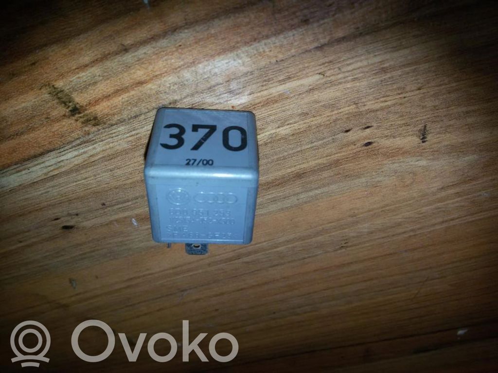 Sonstige Relais   8D0951253,V23134J52X300,8D0951253,GF25,PA66,V23134
