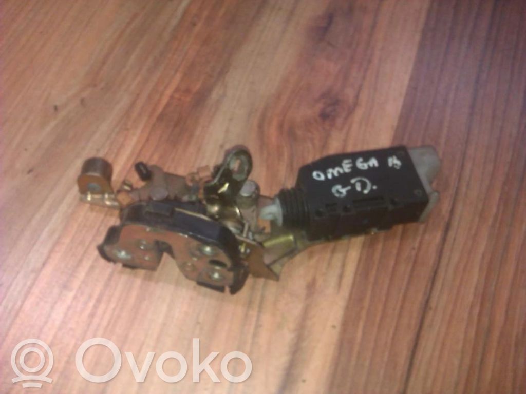 Opel Omega B1 Zamek drzwi tylnych 