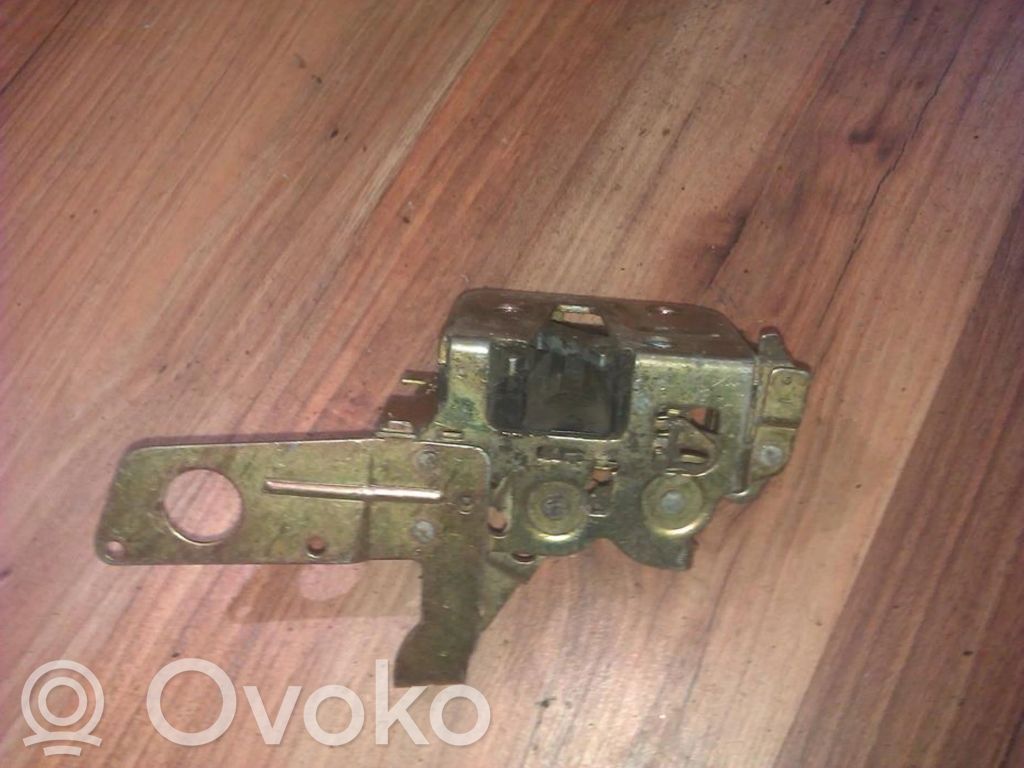 Serrure de porte avant