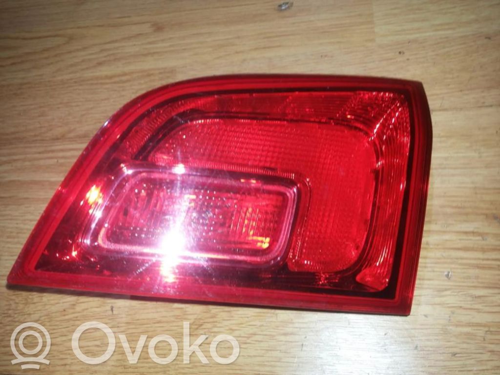 Opel Astra J Luci posteriori del portellone del bagagliaio 