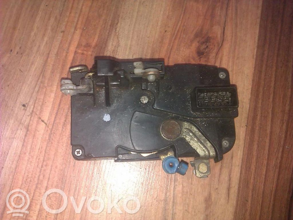 Serrure de porte avant