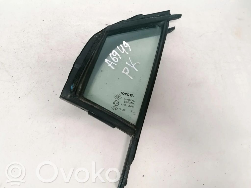 Toyota Yaris Vetro del deflettore della portiera anteriore - quattro porte